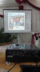 Read more about the article Sewa Proyektor untuk Acara Kantor dan Seminar di Surabaya