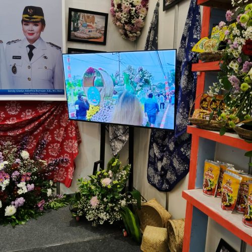TV Tomohon 1 Layanan sewa TV LED Tamatek Surabaya menyediakan TV berkualitas untuk kebutuhan bisnis dan acara di Surabaya, Sidoarjo, dan Gresik.